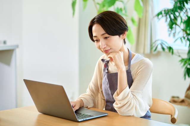 パソコンを眺める女性