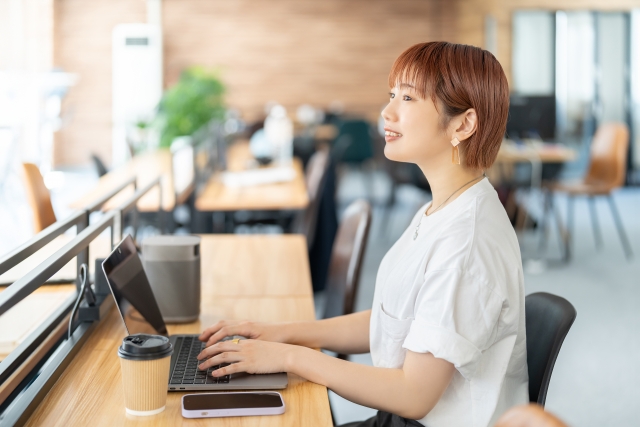 パソコンをする女性