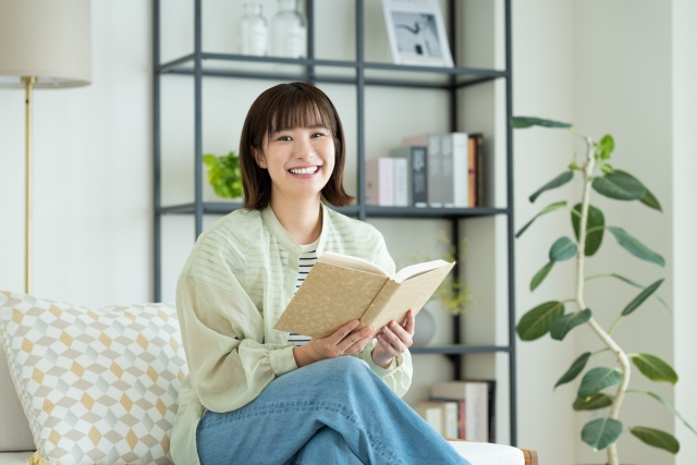 本を読む女性