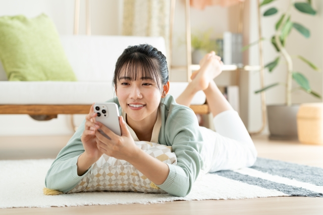 スマホを見る女性