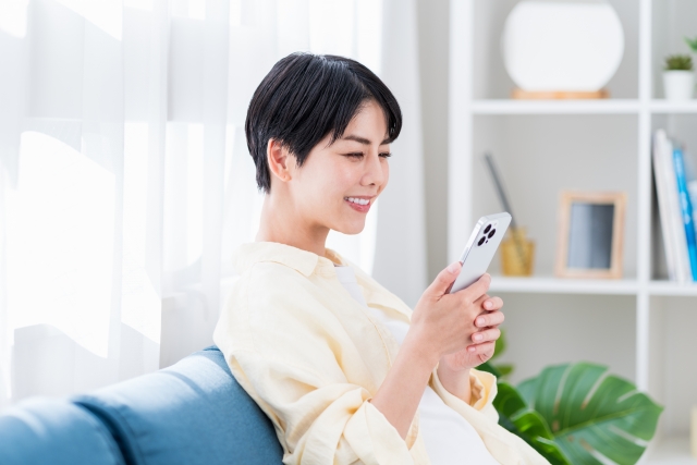 スマホを見る女性