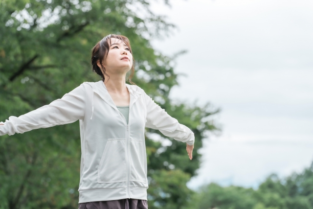深呼吸する女性