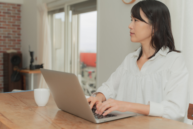 子どもの様子を見ながら働く女性