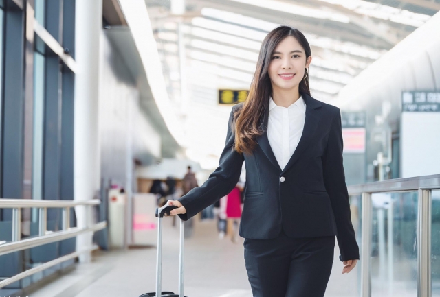 女性とスーツケース