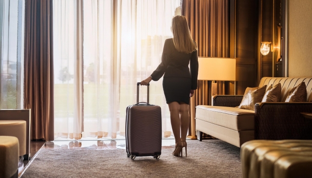 女性とスーツケース