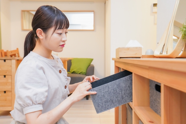 収納を活用する女性