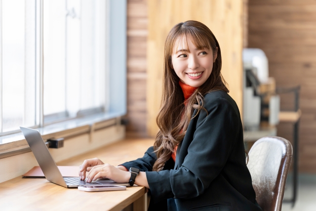 仕事をする女子