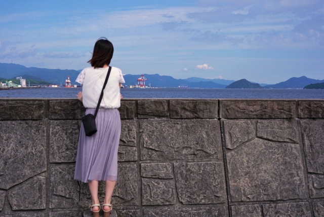 海を見つめる女性