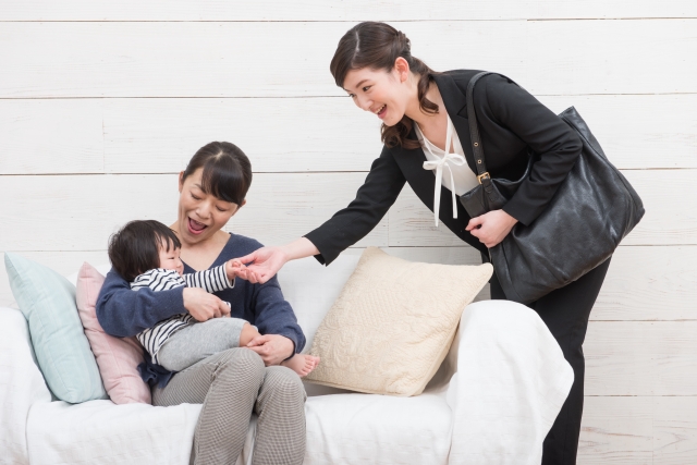 子供と触れ合うキャリアウーマン