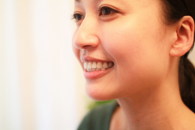 白い歯の女性