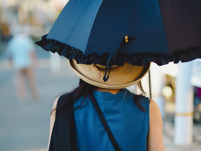 日傘をさす女性