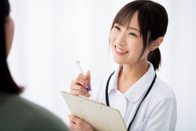 問診する看護師
