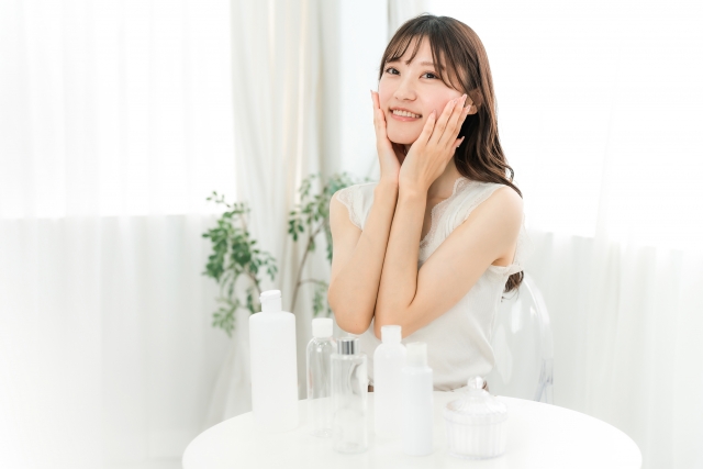 スキンケアする女性