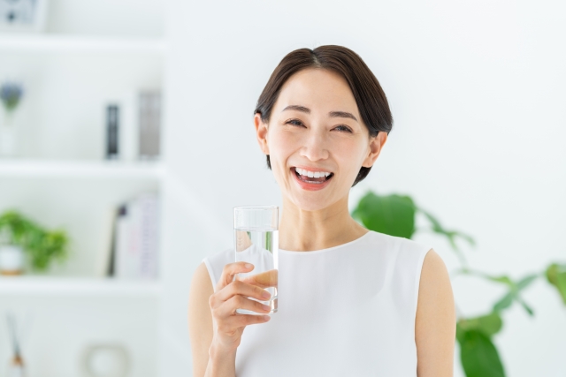 ドリンクを飲む女性