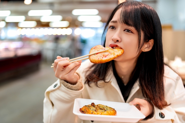 食べる女