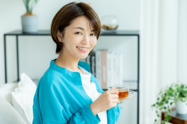 ドリンクを飲む女性