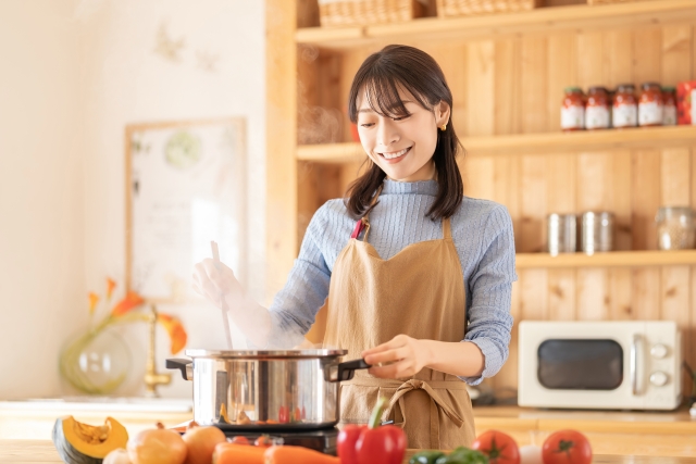 キッチンで料理をする女性