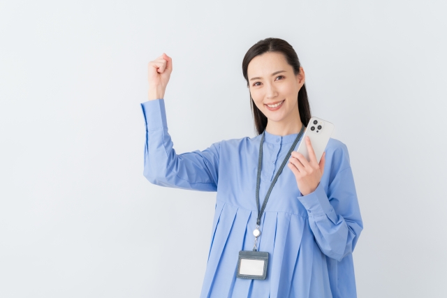 ガッツポーズの女性