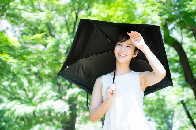 日傘をさす女性