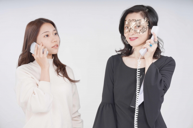 電話占いする女性
