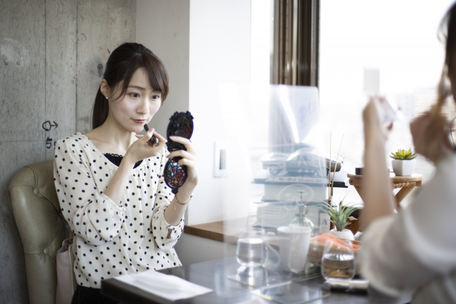 メイクする女性