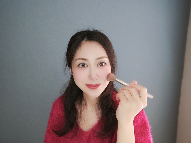 メイクする女性