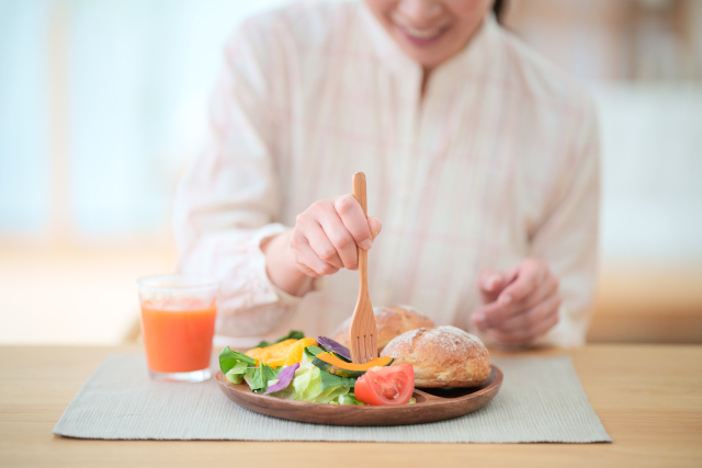 食事を楽しむ女性