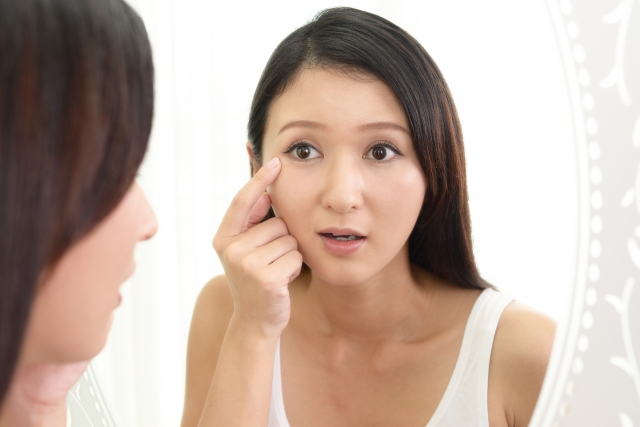 目のしわを気にする女性