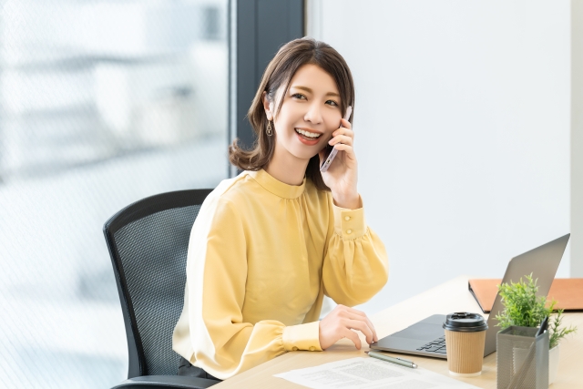 デスクワークする女性