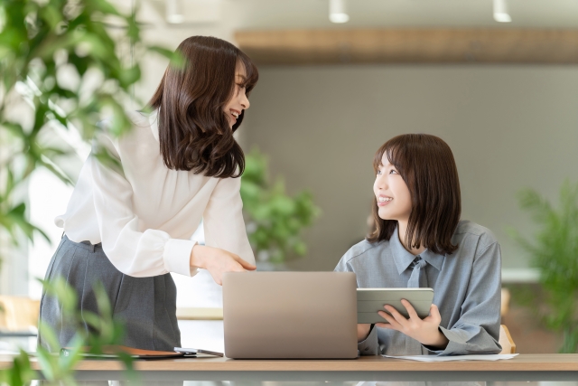 職場で会話をする女性