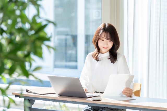 デスクワークする女性