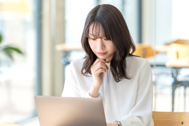 デスクワークする女性