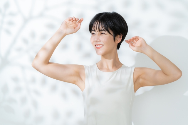 日差しを気にする女性