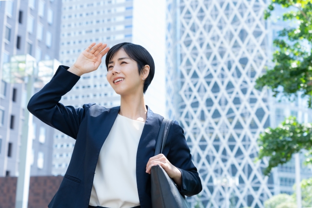 日差しを気にする女性