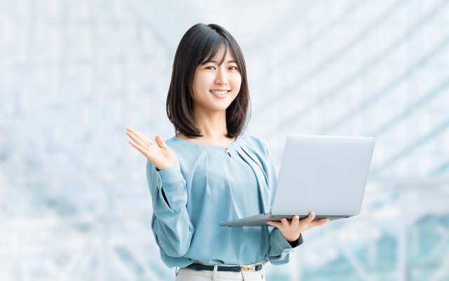 仕事に頑張る女性