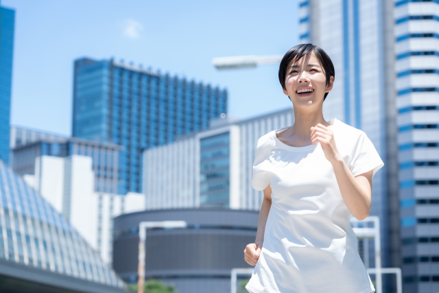 ウォーキングをする女性