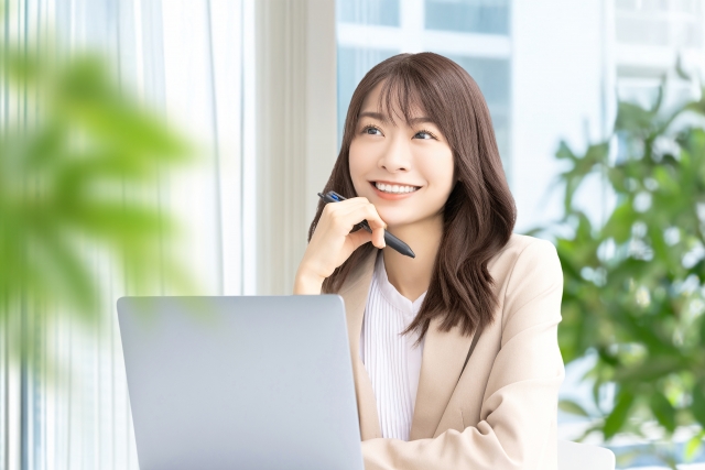 デスクワークする女性