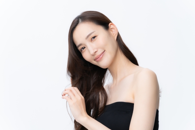髪の毛を気にする女性