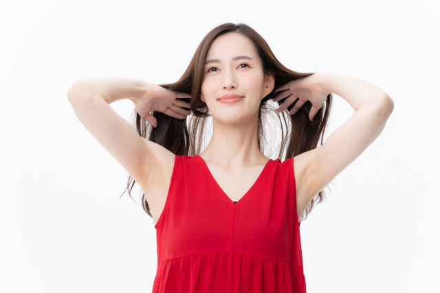 髪の毛を気にする女性