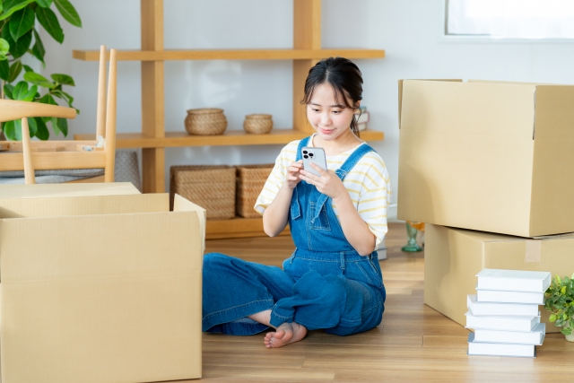 引っ越し準備をする女性