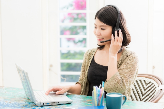 オンライン英会話を楽しむ女性