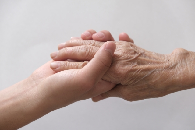 手を取り合う