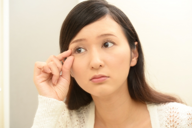 目元が気になる女性