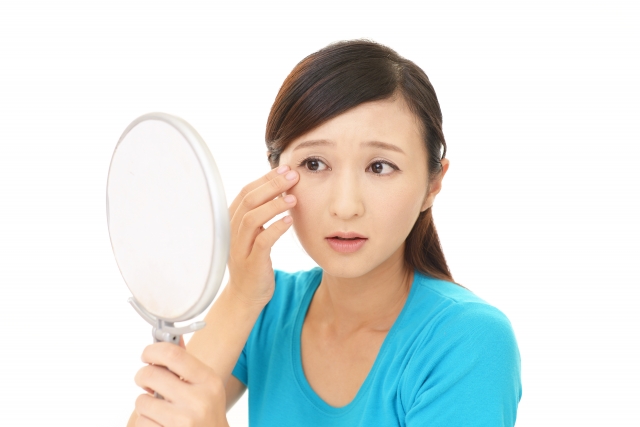 目のしわを気にする女性