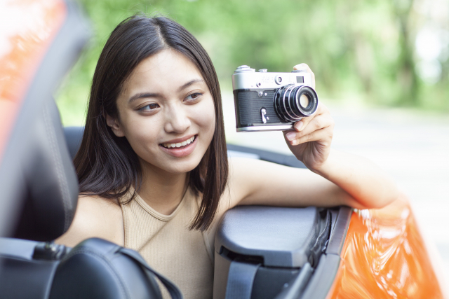 写真を撮る女性