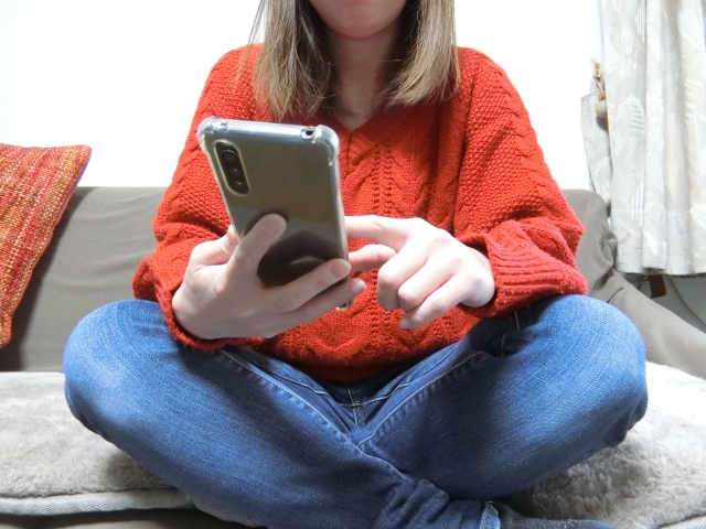 スマホを操作する女性