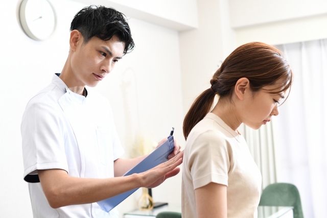 猫背を治療する