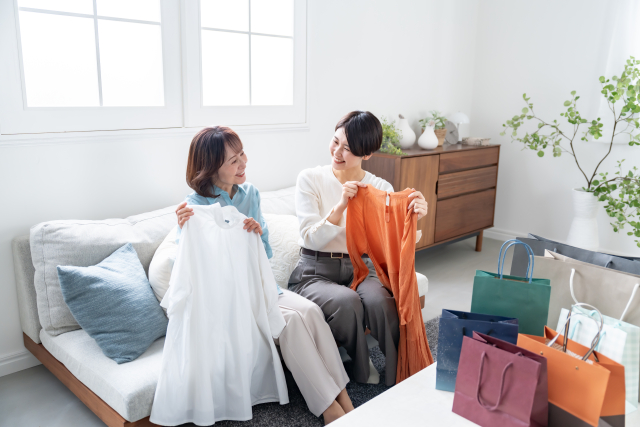 洋服選びをする女性