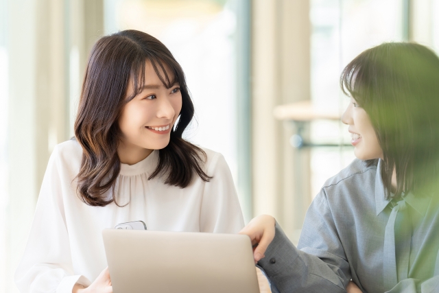 ミーティングをする2人のビジネスウーマン