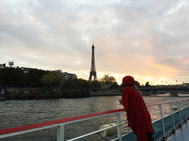 夕日のパリと女性の後ろ姿